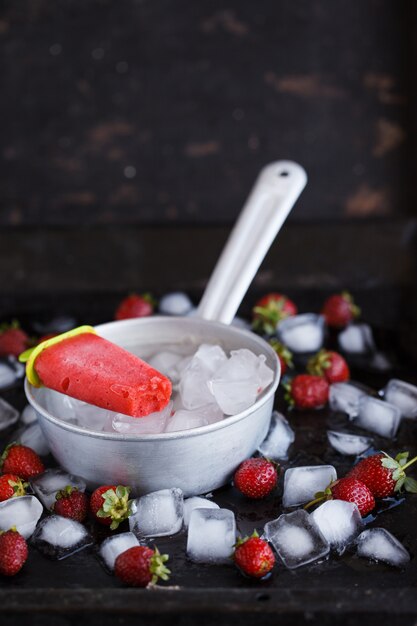 Helado y bayas en un palo. Postre para una fiesta.