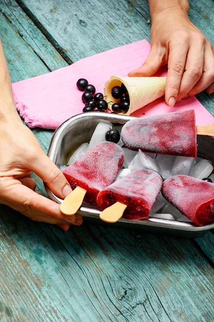 Helado y bayas de verano.