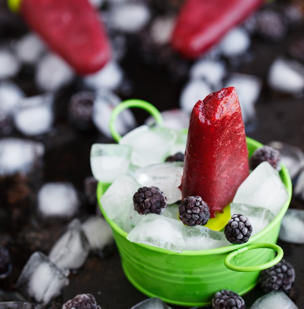 Helado de BlackBerry en un palo, fruta. Postre de verano