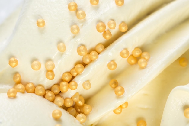 Helado blanco con caramelos de naranja