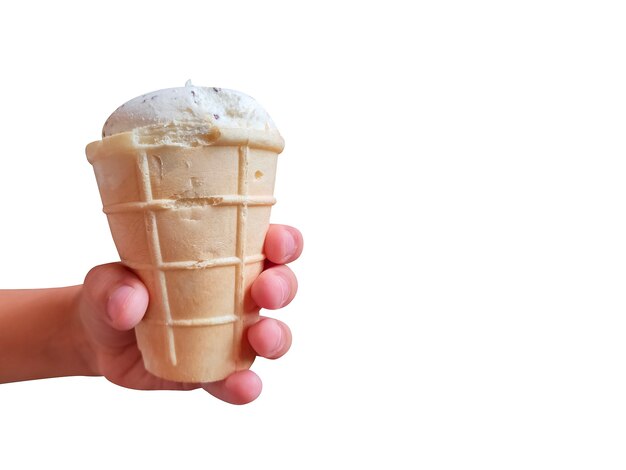 Helado blanco fresco en taza de galleta en la mano del niño sobre fondo azul con espacio para texto