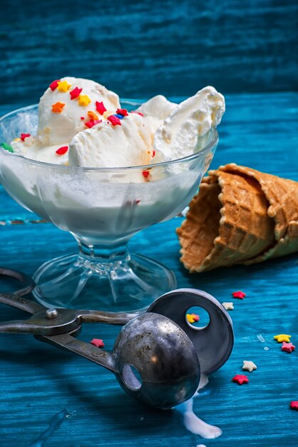 Helado en bol y taza de waffle.