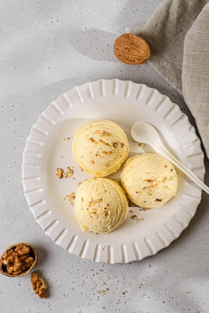 helado en bolas con nueces