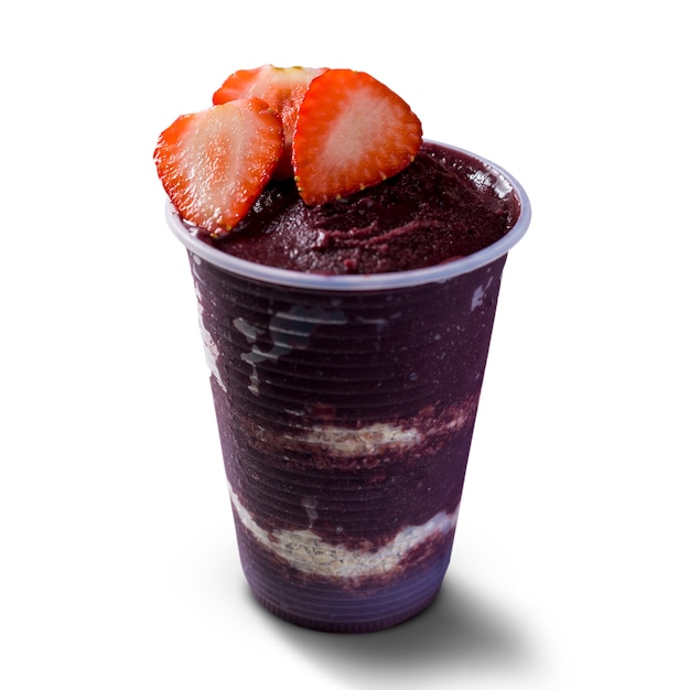 Helado brasileño de aÃ§ai berry en un vaso de plástico con copos de avena y fresa. aislado sobre fondo blanco. Vista frontal del menú de verano