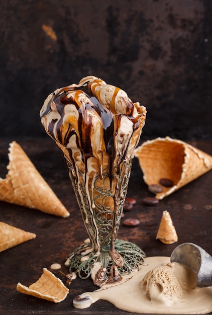 Helado de café en un cono de waffle. Postre dulce de verano.