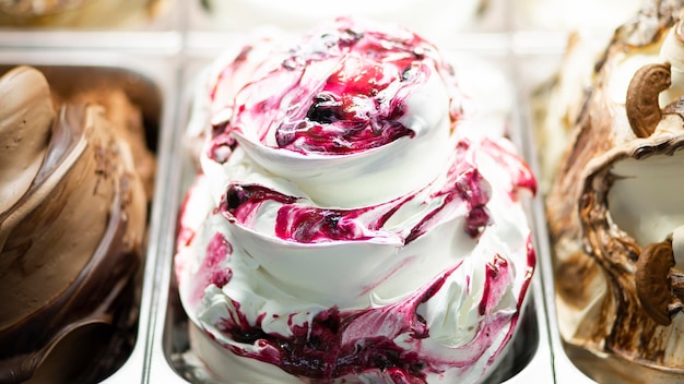 Helado en un café en un cubo grande. Cono de helado con frutos rojos y sabor a vainilla. Hielo blanco