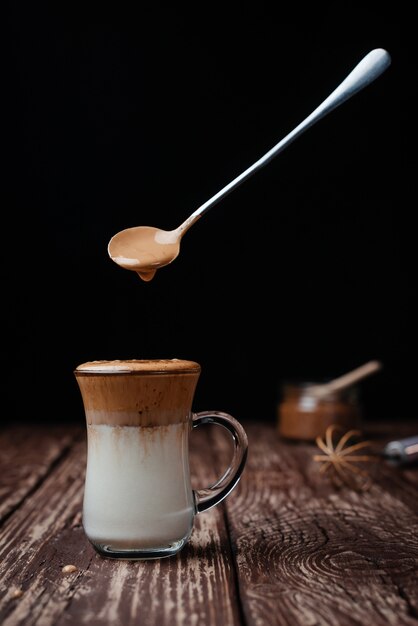 Helado de café Dalgona en un vaso