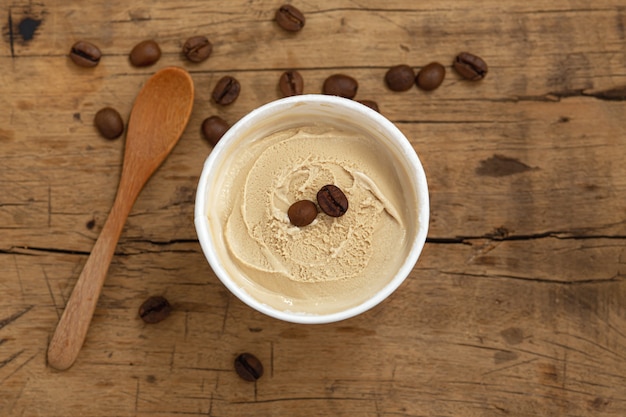 Helado de café sobre fondo de madera rústica