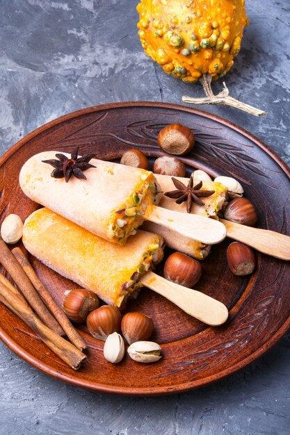 Helado con calabaza y frutos secos.