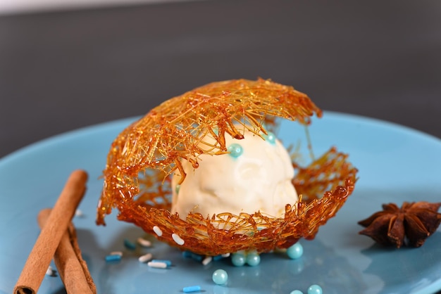 Helado de caramelo de azúcar en una placa azul