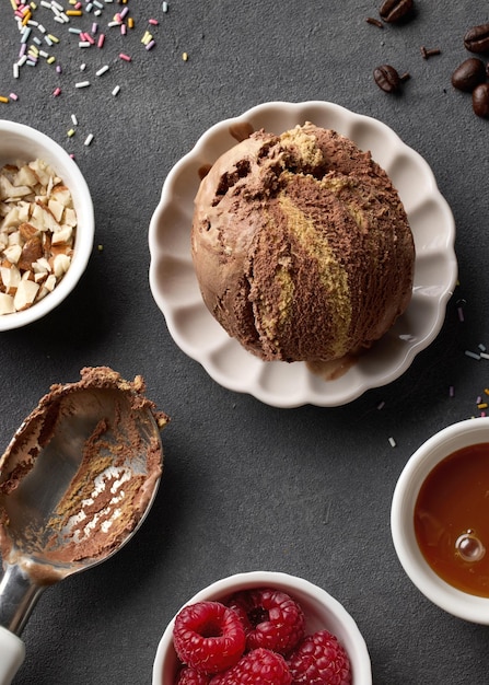 Helado de caramelo y chocolate