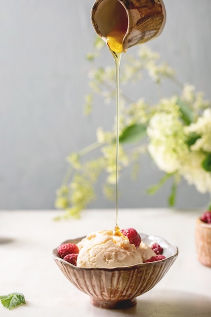 Helado de caramelo con frambuesas