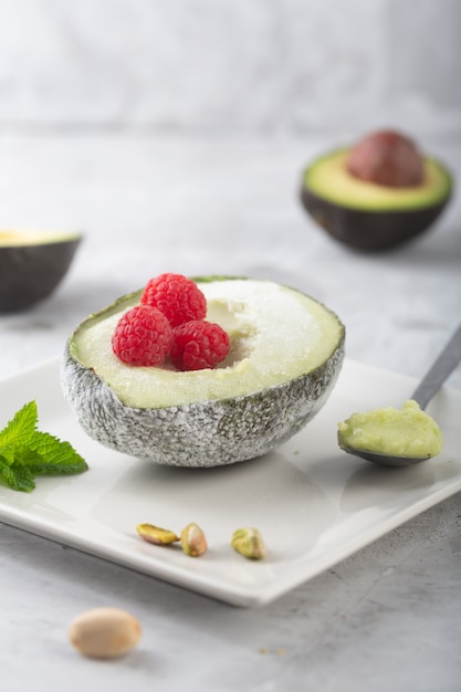 Helado casero de aguacate y pistacho con frambuesas