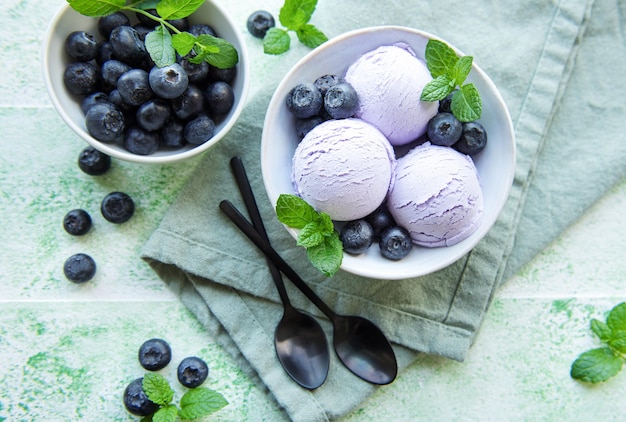 Helado casero de arándanos con arándanos frescos