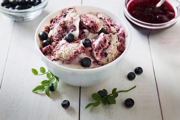 Helado casero de arándanos frescos con mermelada