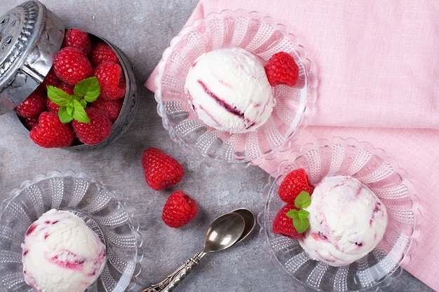 Helado casero de baya con frambuesas frescas.