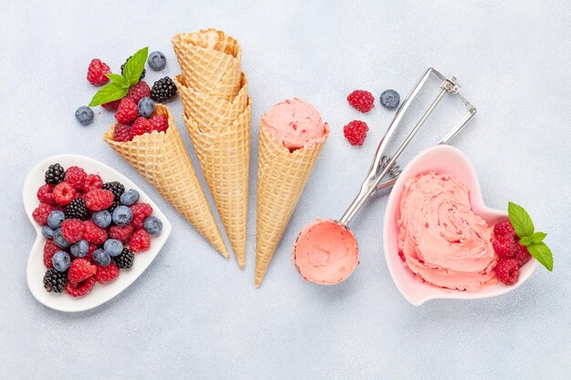 Helado casero de bayas y vainilla