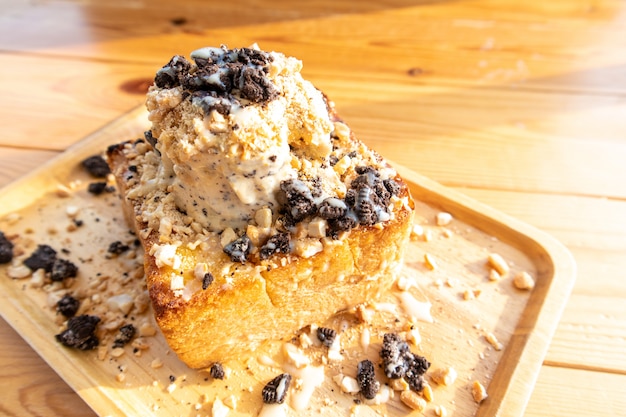 Helado casero de Bingsu en panes con galletas de chocolate.