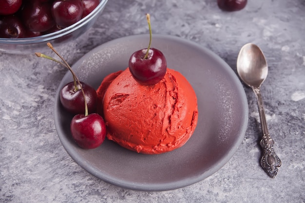 Helado casero de cerezas sobre la mesa