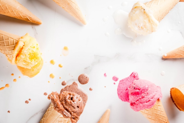 Helado casero de chocolate, vainilla y bayas en conos de helado