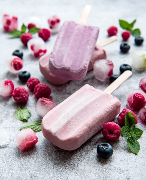 Helado casero de frambuesa y arándano y frambuesas frescas. Comida de verano.