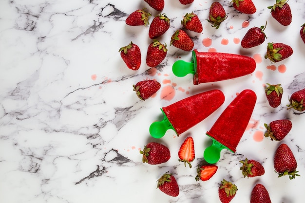 Helado casero de fresa, sorbete.