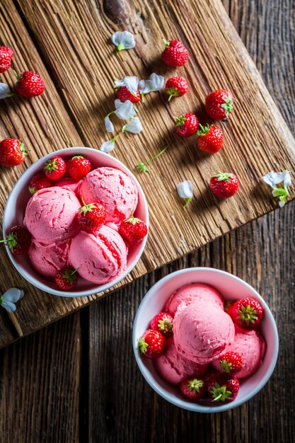 Helado casero con fresas de frutas frescas