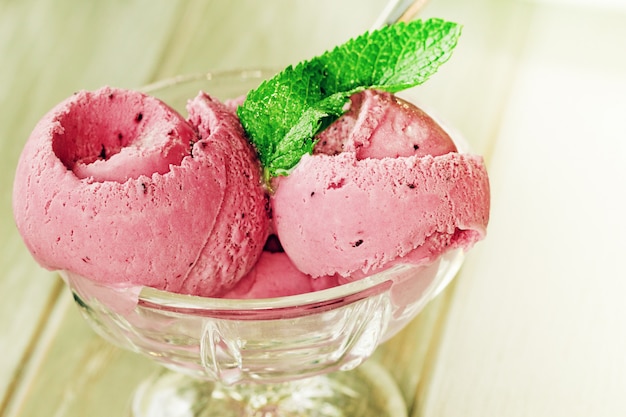 Helado casero de frutas orgánicas Berry Pink con menta.