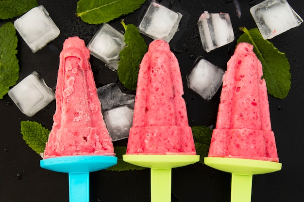 Helado casero de paletas de bayas. Helado de fresa rosa lolly.