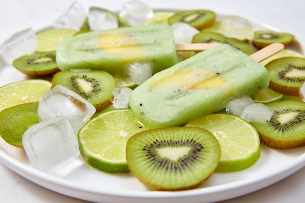 Helado casero en un palito con un trozo de frutas