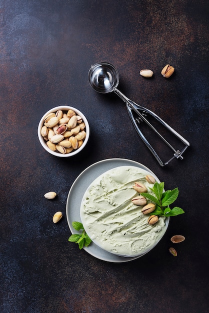 Helado casero con pistacho y menta.