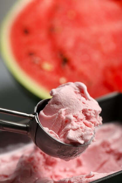 Helado casero en primer plano de contenedor metálico congelado