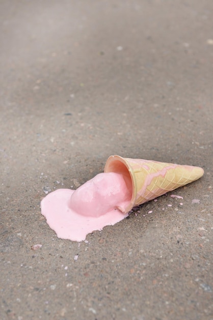 El helado cayó en el asfalto vista superior