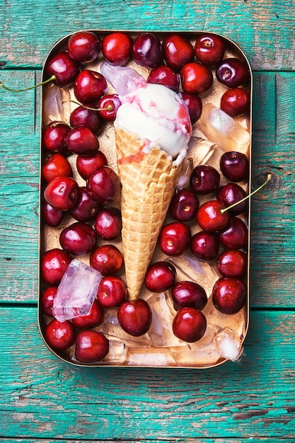 Helado de cereza en un cono de waffle