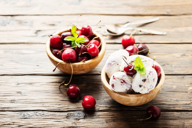 Helado con cereza