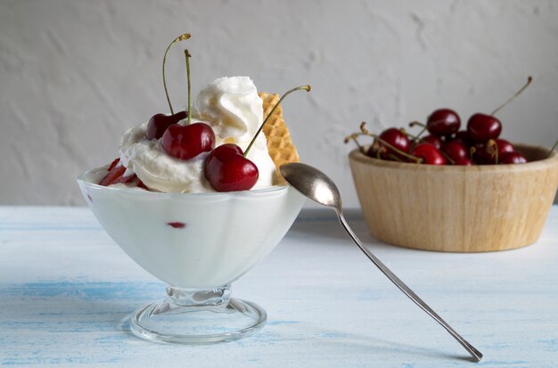 Helado con cerezas. un refrescante postre de verano