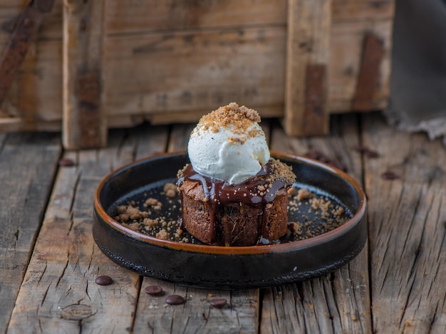 Helado de CHOCO MOLTEN servido en un plato aislado en una vista lateral de fondo de madera del postre