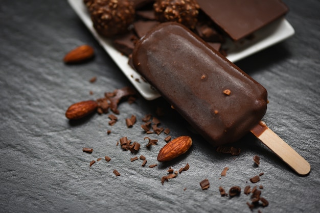 Helado de chocolate con almendras