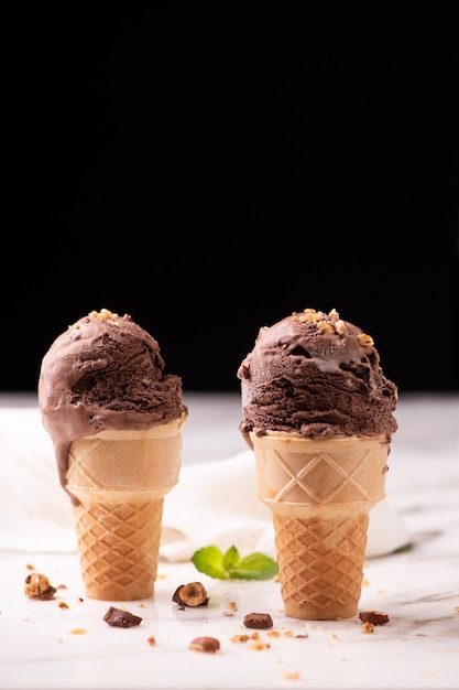 Helado de chocolate con avellanas en cono wafle