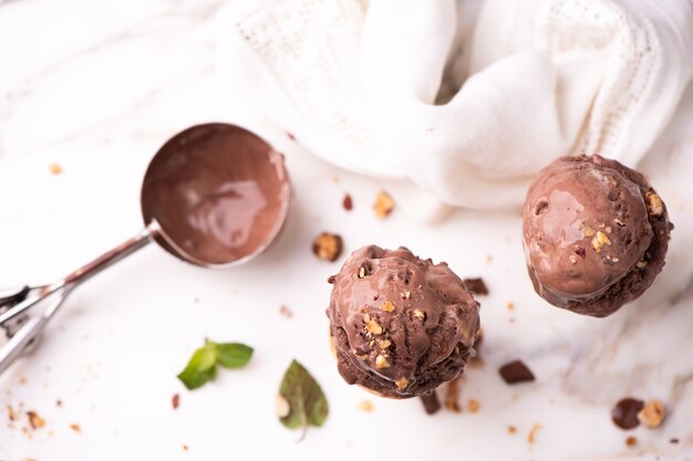 Foto helado de chocolate con avellanas en cono wafle