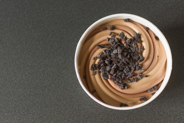 Helado de chocolate y brownie en mesa gris