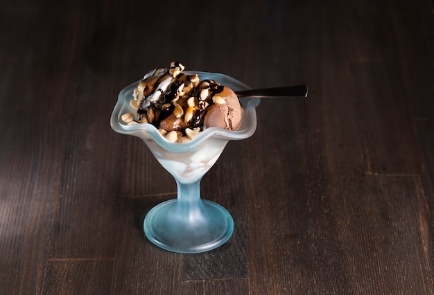 Helado de chocolate con cacahuetes, caramelo salado y chocolate, una porción de helado de chocolate en un café