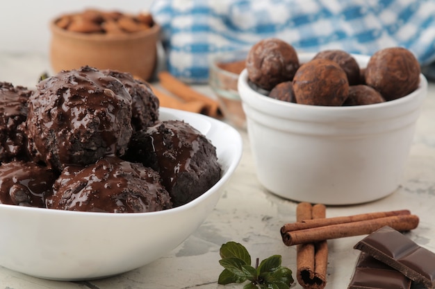 Helado de chocolate con chocolate líquido y ramitas de canela.