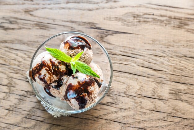 Helado de chocolate con cobertura de postre