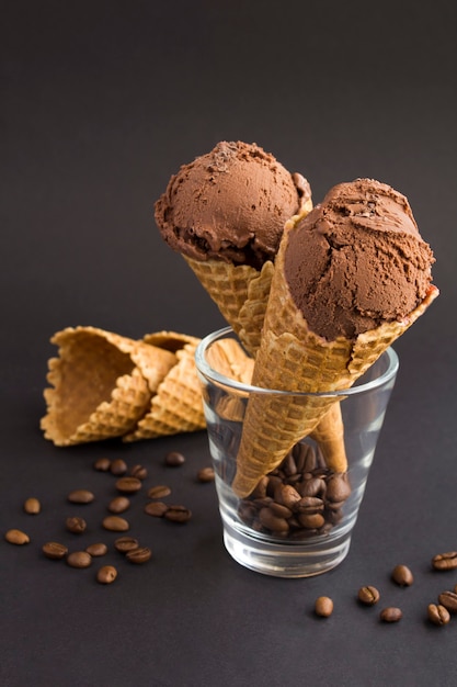 Helado de chocolate en cono de galleta.