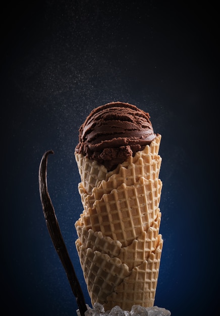 Helado de chocolate en un cono de waffle. Disparo macro