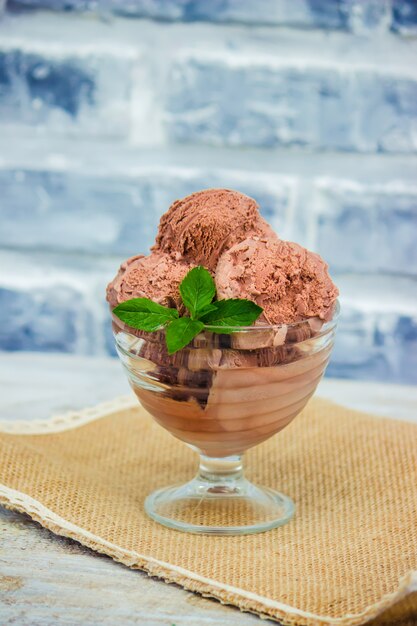 Foto helado de chocolate. enfoque selectivo comida y bebida.