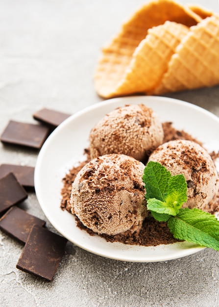 Helado de chocolate en un fondo de piedra