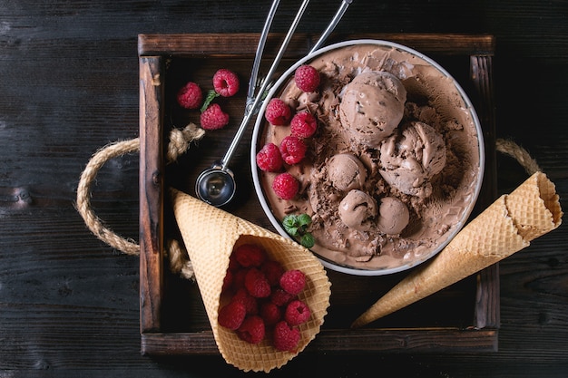 Helado de chocolate con frambuesas