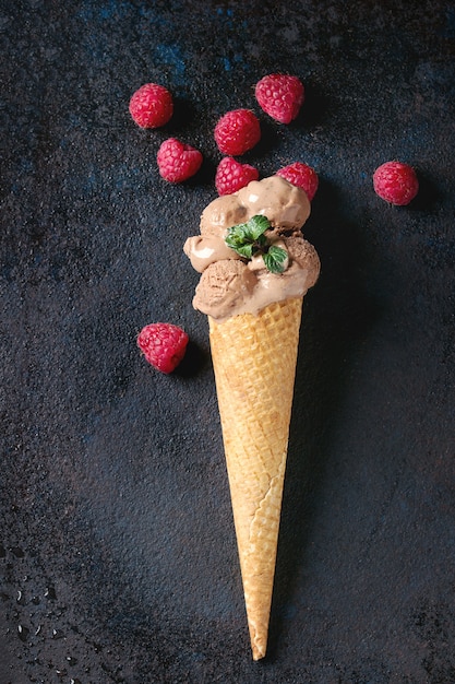 Helado de chocolate con frambuesas